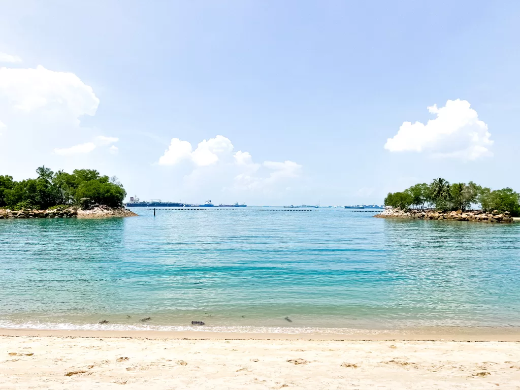 Siloso beach with view of water