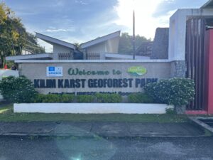 Front of the Kilim Geo Forest park sign
