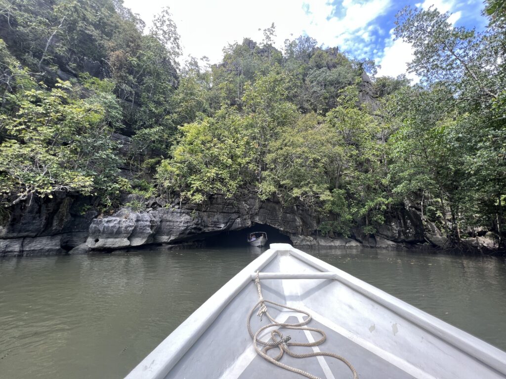 Cave that is in the shape of a crocodile